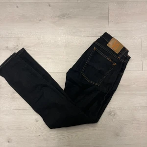 Nudie jeans  - Hej! Säljer dessa nudie jeans i strl W32 L30//jeansen är i fint sick//hör av er om ni har funderingar! 