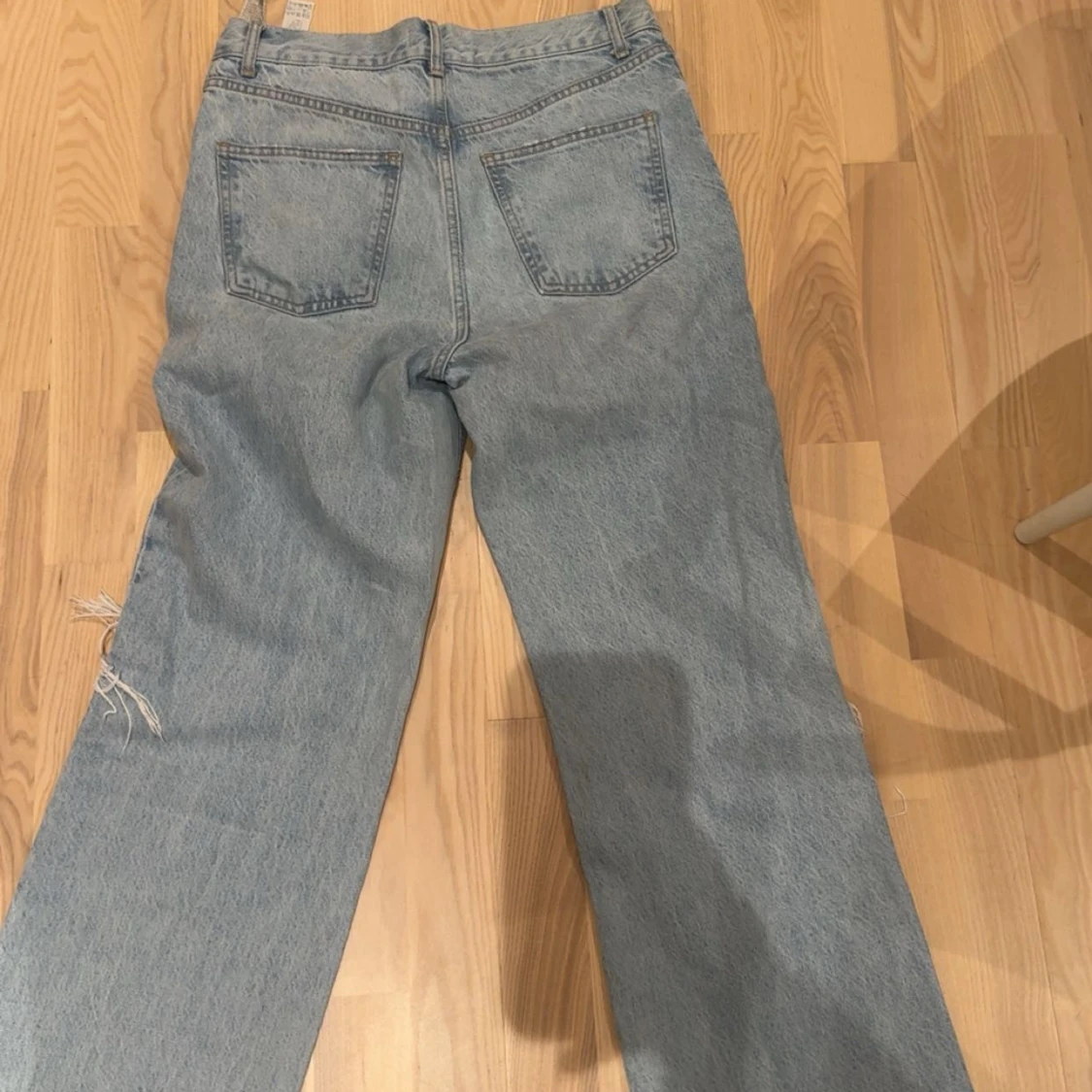 Ljusblå ripped jeans från Zara - 3