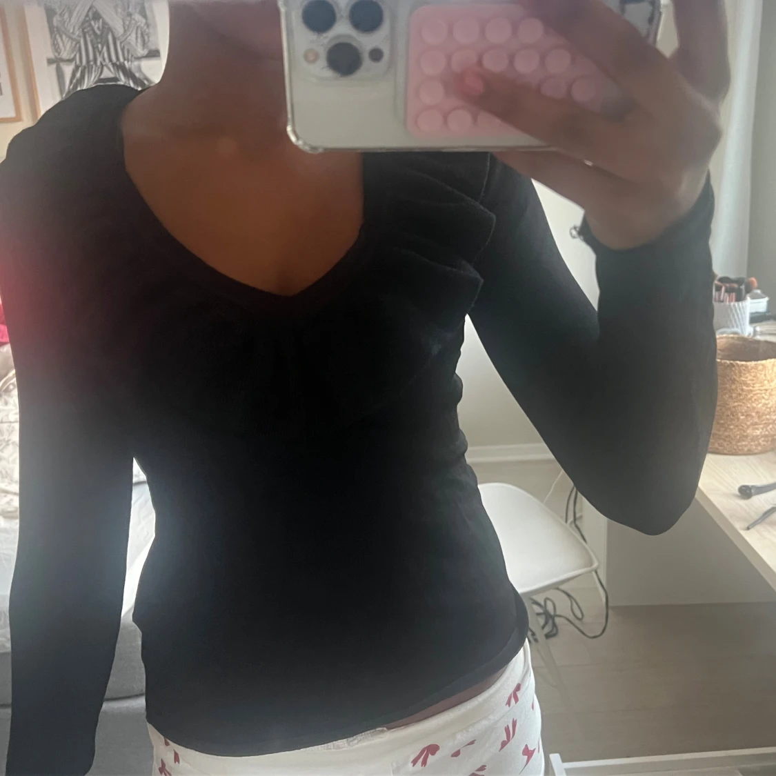 Svart långärmad tröja med volang - 1