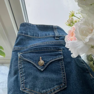 Lågmidjade bootcut jeans från Madlady - Använd fåtal gånger! Nypris 800.