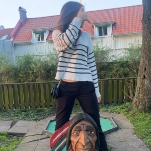 Finstickad randig tröja - Randig finstickad tröja från Gina i storlek 146/152💕 Bra skick och är använd få gånger. Skriv för mer info💕