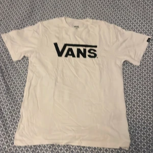 Vans t-shirt i svart och vit - Två klassiska Vans t-shirts, en i vitt med svart Vans-logga och en i svart med vit Vans-logga. Båda har rund hals och rak passform. (Köps tillsammans.)