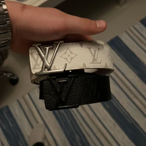 Louis Vuitton bälten vit -  DET SVARTA ÄR SÅLT!! snyggt Louis Vuitton-bälten, ett i vitt skinn med silvrigt  LV-spänne och ett i vitt skinn med klassiskt monogrammönster och silverfärgat LV-spänne. Perfekta accessoarer för att lyfta din outfit med lyxig känsla. 