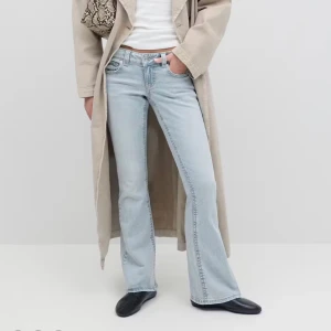 Ljusblå bootcut jeans från Perfect Jeans - Snygga ljusblå jeans från Perfect Jeans i bootcut-modell. Jeansen har klassisk femficksdesign, knapp- och dragkedjegylf samt coola fickdetaljer bak. Tillverkade i mjukt denimtyg som sitter skönt och ger en avslappnad vibe.