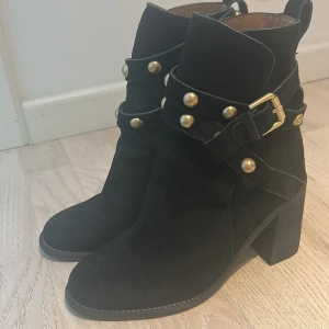Stövletter - see by Chloe   - Super snygga stövletter i svart mocka i super fint skick ny pris 5500kr klack höjd 8,5 cm väldigt bekväma! Lite stora i storleken motsvarar närmare en 37 