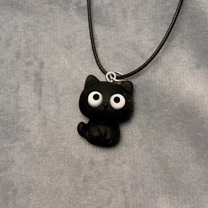 Choker katt halsband cute necklace catlover  - Supersöt svart katt trädd på kortare svart tråd. Halsbandet är justerbart 35-40 cm. 