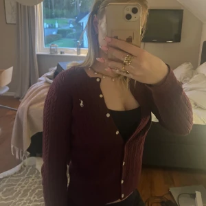 Vinröd POLO Ralph lauren - Väldigt fin kofta. Använd 3-4 gånger. Inga defekter.