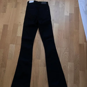 jeans  - helt nya svarta bootcut jeans från Only, mid/high waist. XS/34, små i storleken