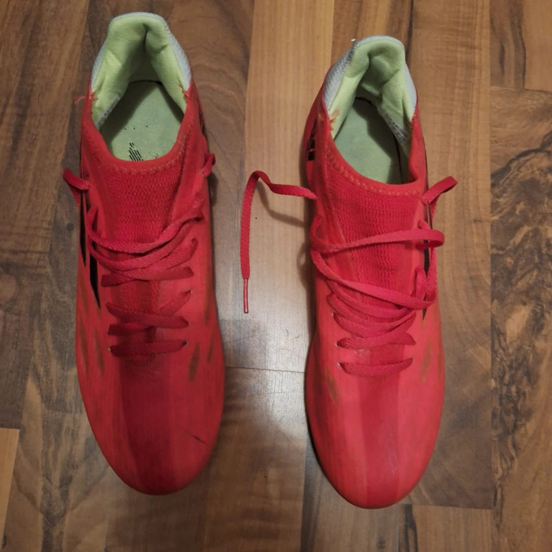 Röda Adidas fotbollsskor med dobbar