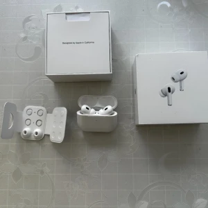 AirPods Pro 2 gen2 - Apple AirPods Pro med originalförpackning och extra öronkuddar. Hörlurarna är i gott skick med endast mindre tecken på användning. Aktiv brusreducering, trådlös laddning och bekväm passform. Perfekt för musik, samtal och träning. (NI SOM TROR DESSA ÄR FAKE KOM PRIVAT SÅ KSN JAG BESKRIVA ALLT NI BÖR VETA OM DOM SÅ NI INHE TROR ATT DOM ÄR KOPIOR)