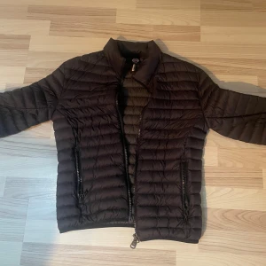 Colmar jacka - Strl 46/S. Sparsamt använd (nyskick), nypris 4000kr. Vid snabbaffär kan priset sänkas