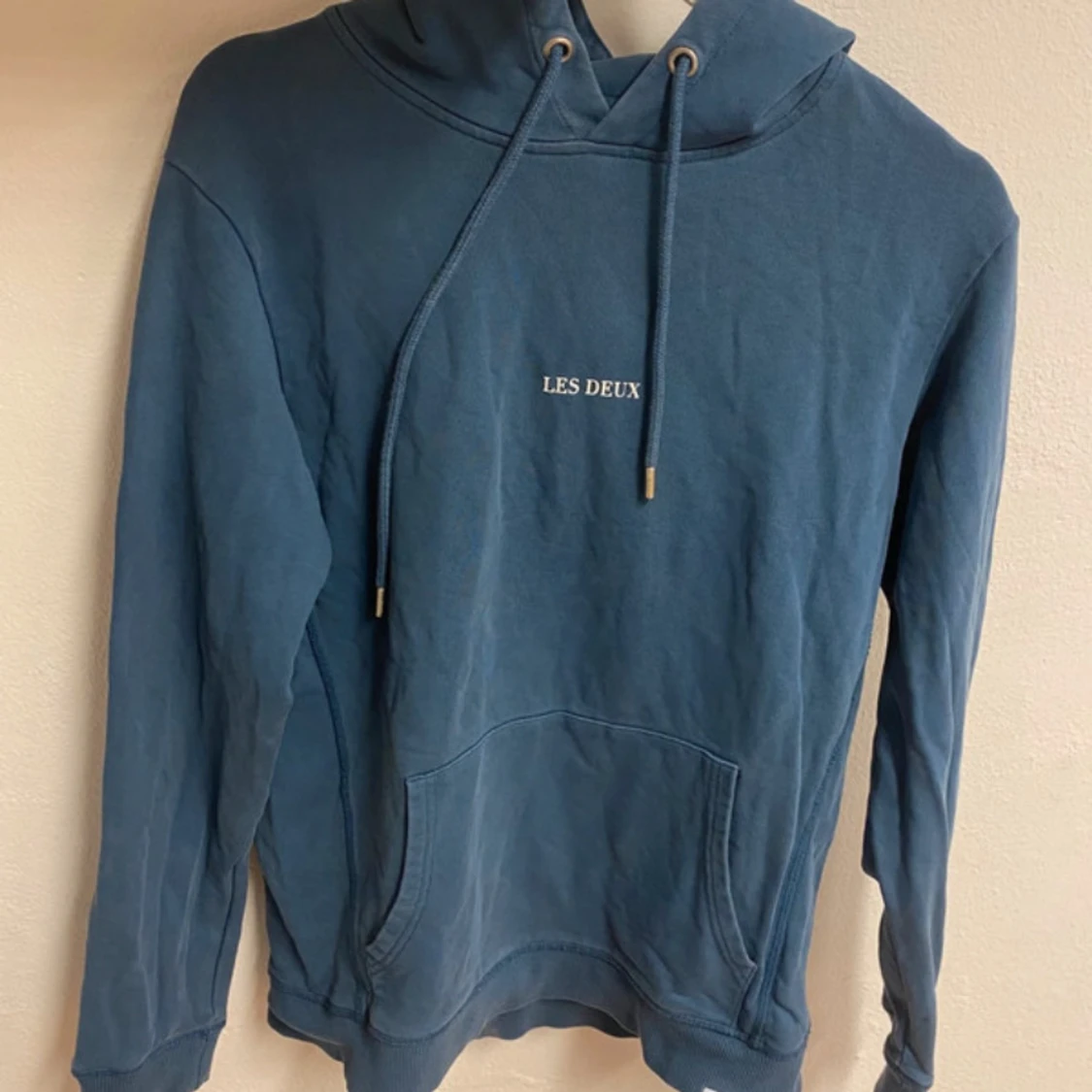 Blå hoodie från Les Deux med snörning