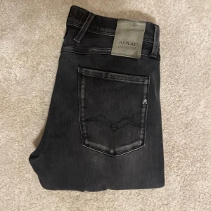 Replay Anbass - Säljer dessa riktigt snygga Replay Anbass jeans i mycket bra skick! Storleken är 32 34! Nypris 1599! Hör av er ifall ni har några frågor! 🙌