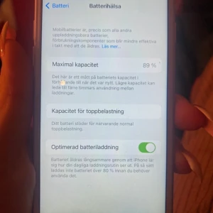 iPhone 7 128GB - Säljer en iPhone 7 med 128GB lagring. Batterihälsa på 89%. Fungerar bra och är i fint skick med mindre tecken på normalt slitage. Perfekt som reservtelefon eller för dig som vill ha en pålitlig smartphone till ett bra pris.