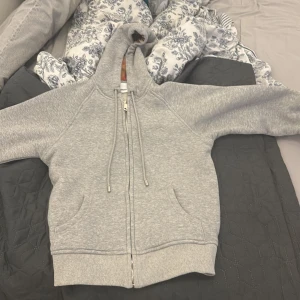 Burberry kofta  - Säljer äkta burberry kofta den är S säljer för den är för liten för mig 