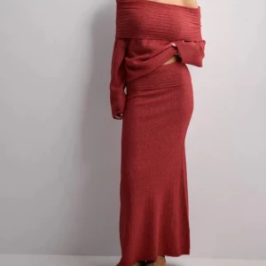 Röd ribbad offshoulder tröja och kjol från Nelly - Ribstickad långkjol och off shoulder tröja från Nelly, kommer ej till användning längre. Figurnära plagg perfekta till höst och vinter ❄️ använd en gång
