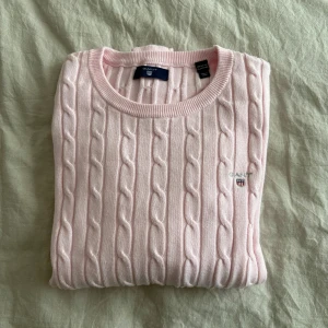 GANT tröja barn  - Säljer denna söta ljusrosa tröja från GANT. Storlek 158/164. Tröjan är använd ett fåtalgånger💕