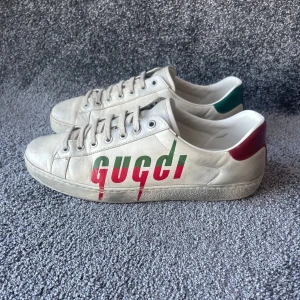Gucci Skor  - ‼️VI TAR EJ BYTEN‼️Gucci Ace Skor | Skick: 8/10 | Storlek 9 motsvarar 43-44 | ingår box, skopåse & snören | Fraktar inom 24H efter köp på köparens bekostnad 📦💨 | Hör av dig vid minsta fråga eller fundering 💭