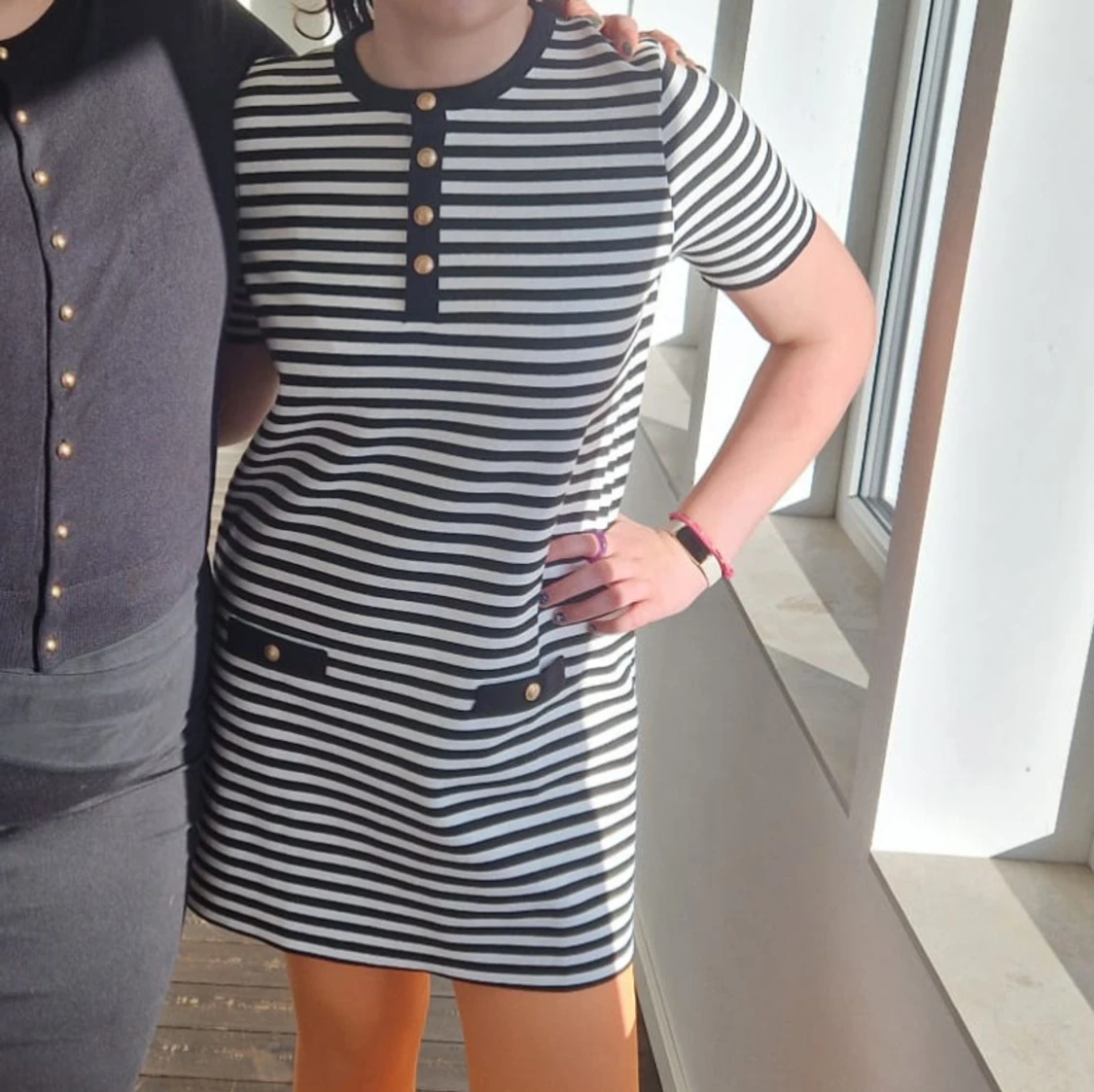 Randig kortklänning med guldknappar