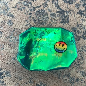 Pennskrin/neccesär - Grönt pennskrin/neccesär från top model. Lämna jättegärna prisförslag kommer antagligen godkänna. 💓