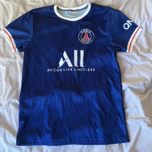 Kylian Mbappé Paris Saint-Germain fotbollströja. - Fotbollströja storlek S.