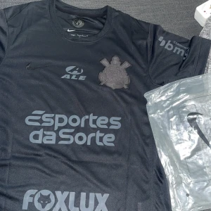 Svart Corinthians fotbollströja Nike - Snygg svart Corinthians fotbollströja från Nike med tryckta sponsorer och klubbmärke  Nummer 94 och namnet Memphis på ryggen! Priset kan diskuteras vid snabb affär 