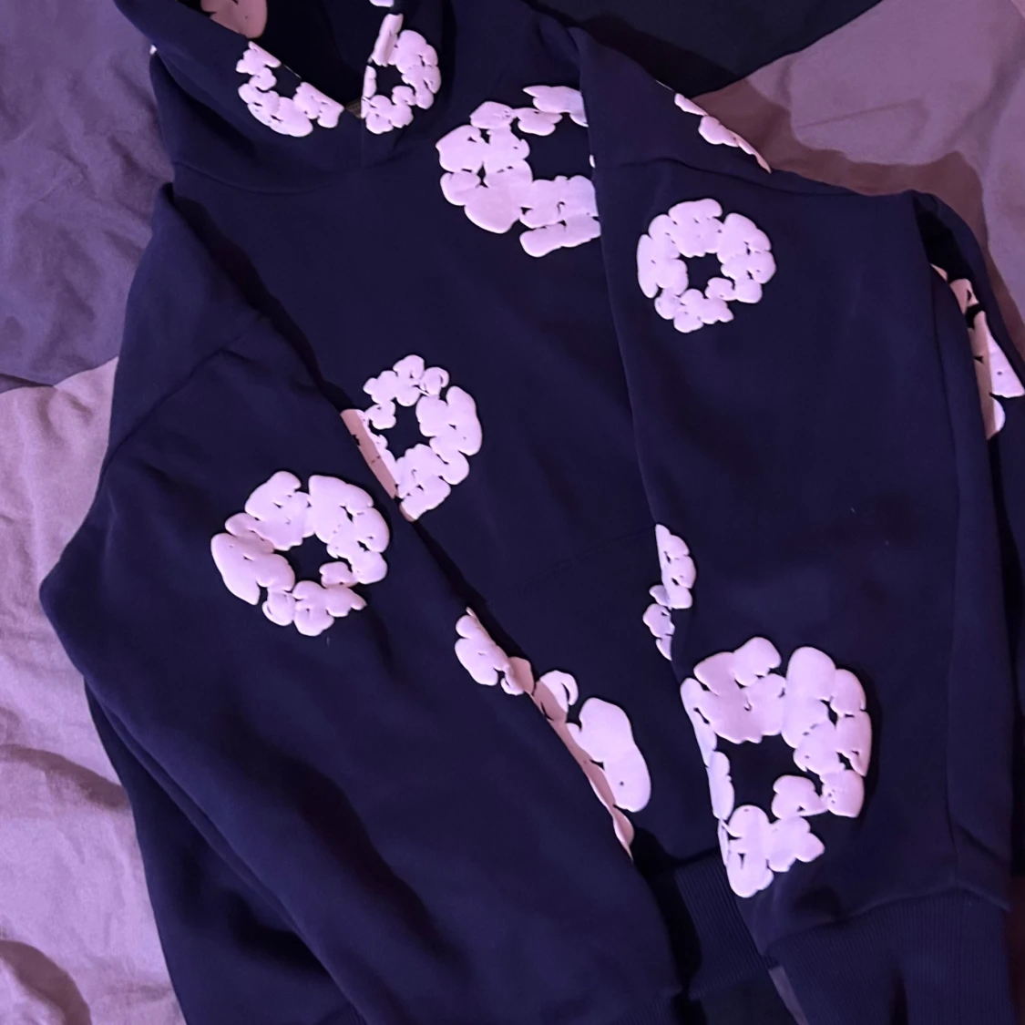 Svart hoodie med blommor från Denim Tears - 1