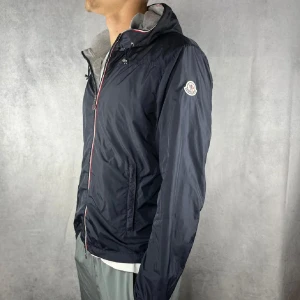 Moncler urville jacka  - Säljer min Moncler urville för den aldrig riktigt användes pågrund av att den är för liten. Storlek 2/M. Skick 8/10 Inga flaws eller slitningar. Nypris 10 000+. Modellen på bilden är 185. Kvitto finns.