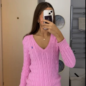 Rosa kabelstickad tröja Ralph Lauren - Säljer en rosa Ralph Lauren stickad kofta som är i väldigt bra skick utan några defekter 🩷 Passar perfekt till många tillfällen och ger många komplimanger. 