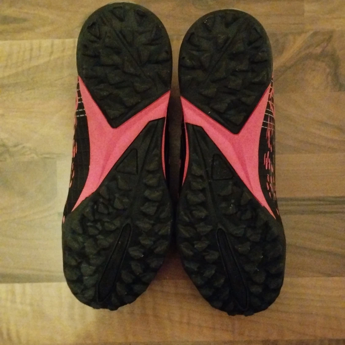 Svarta CR7 fotbollsskor med ljus röda detaljer - 2