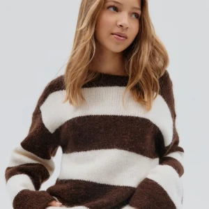 Randig stickad tröja i brunt och vitt - Fin skön stickad tröja från Gina, säljer den då den inte kom till använding. Har användt en gång därför säljer jag för full pris, men priset kan självklart diskuteras.