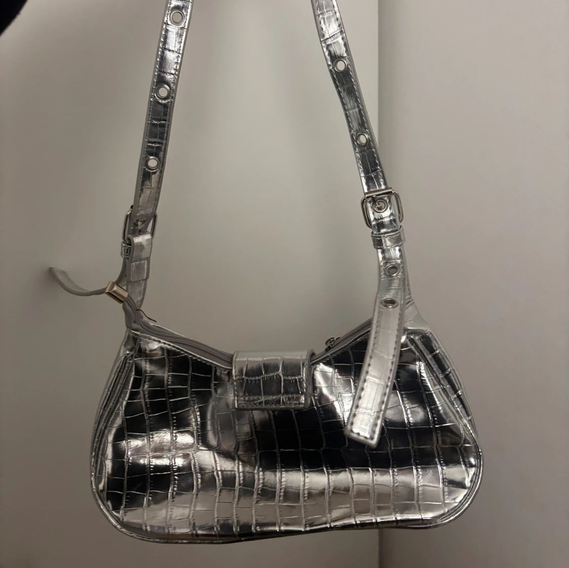 Silvrig axelväska i croco-mönster - 1
