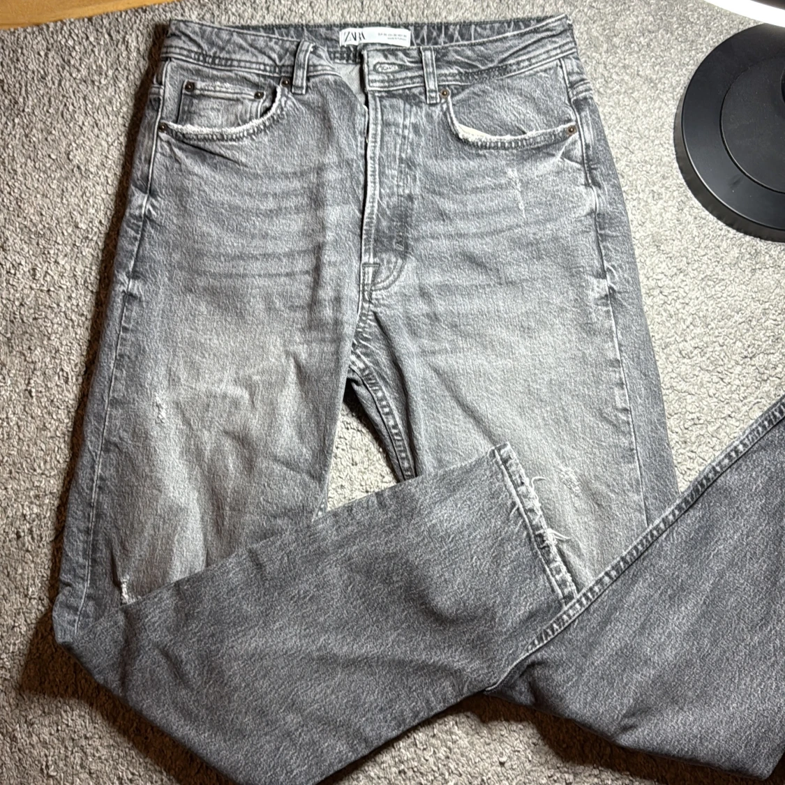 Grå slitna jeans från Zara - 1