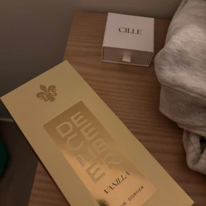 Paris Corner December Vanilla Eau de Parfum - Säljer denna parfym i doft av vanilj. Den är helt ny endast testad, 3-4 sprut. Luktar vanilj med mer vuxna noter tycker jag! Säljer då jag föredrar mycket sötare dofter! Skulle säga att den passar bra in under hösten & vinter säsongen