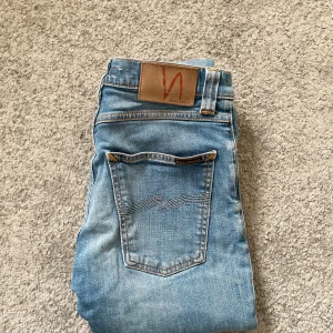 Nudie Jeans - Sjukt snygga jeans från märket Nudie Jeans | Sjukt snygg färg, väldigt eftertraktade | Skick 8/10 - finns ett litet hål på framsida av vänsta knät | Storlek W27 L32 | Jag kan gå ner i pris ‼️Kom gärna med bud och hör av dig vid minsta lilla fråga.