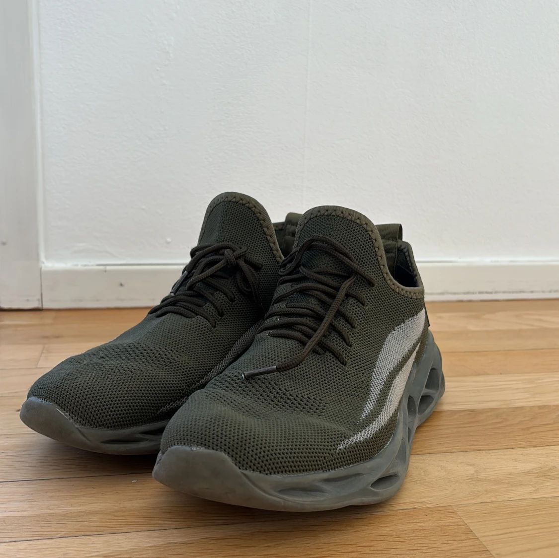 Olivgröna sneakers med futuristisk sula - 1