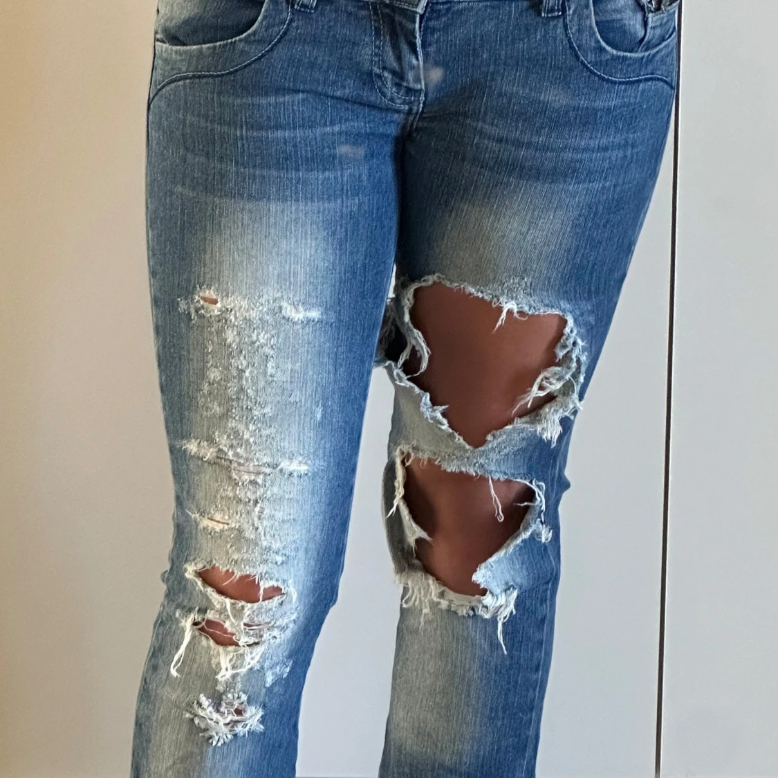 Blå slitna jeans med utsvängda ben - 1