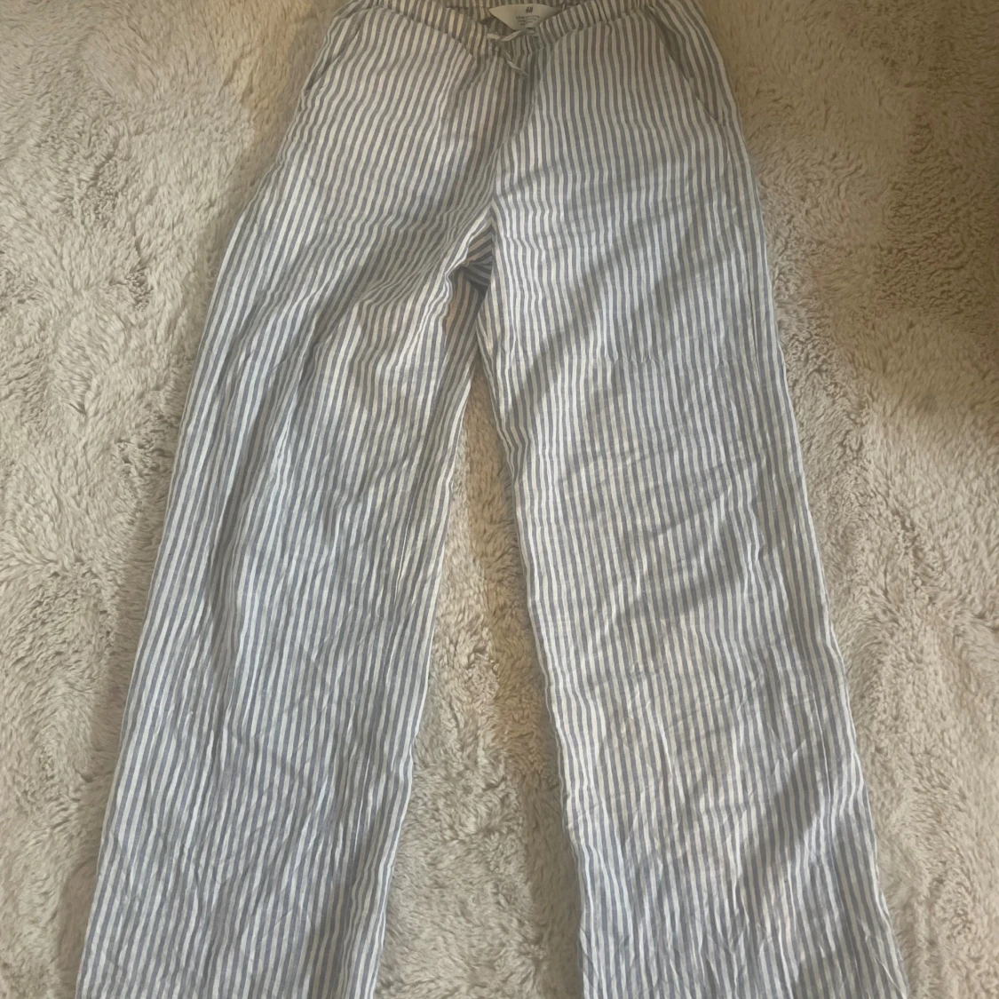 Randiga linnebyxor med snörning från hm