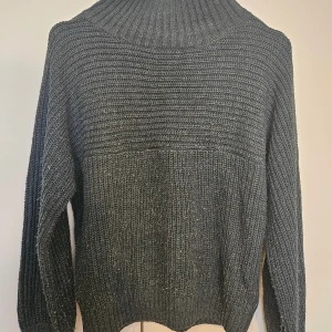 Mörkgrön stickad polotröja Monki XS - Mysig mörkgrön stickad polotröja från Monki i storlek XS. Tröjan har polokrage, ribbad struktur och långa ärmar. 