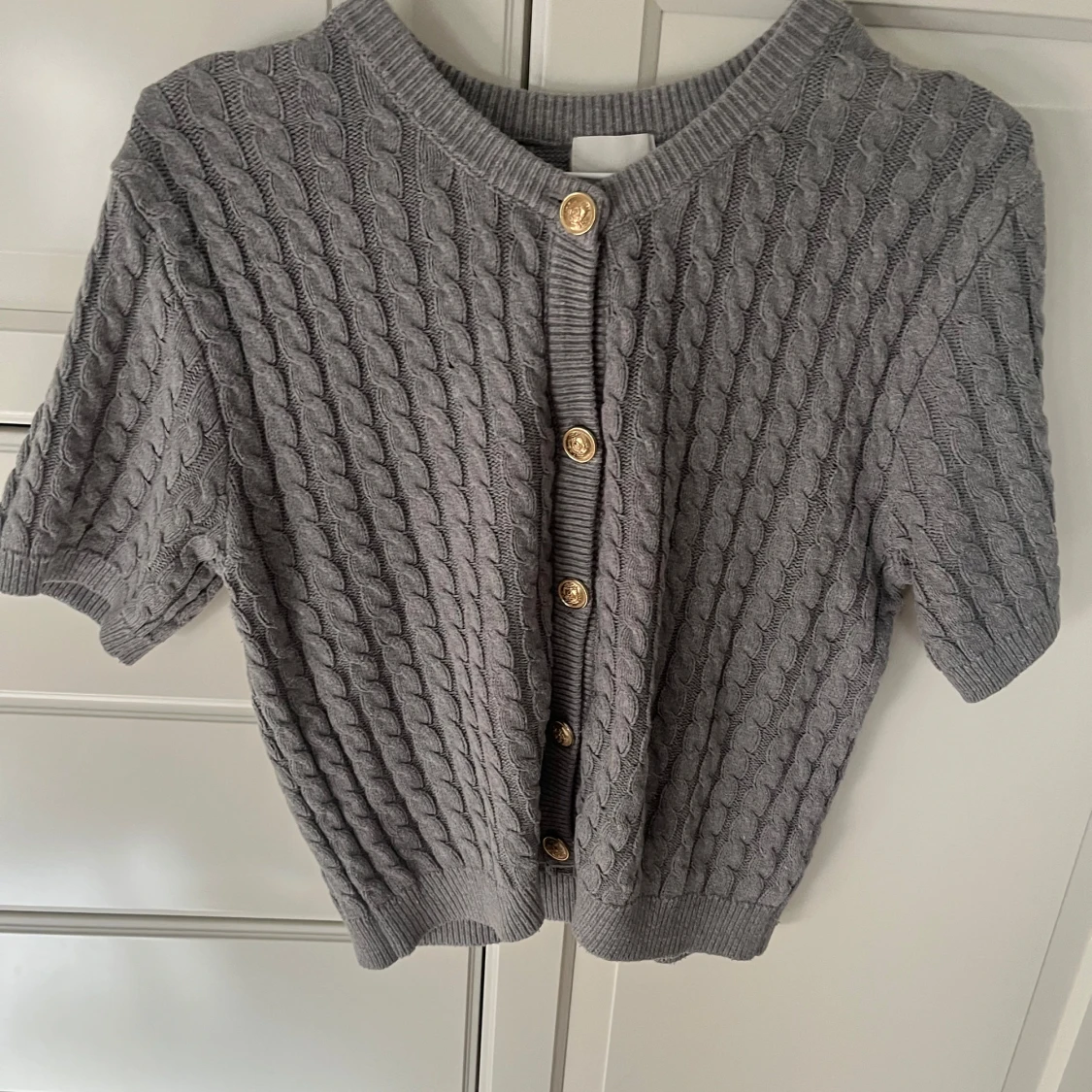 Grå kabelstickad kofta från H&M - 4