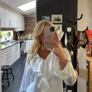 Zara blus  - Säljer min Zara blus som inte kommer till användning. Skit snygg i storlek S och passar till skolan och finare tillfällen❤️