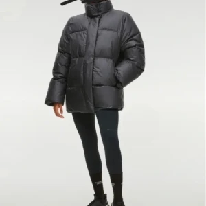 Svart pufferjacka från Röhnisch - ABSOLUT NYSKICK! Snygg svart pufferjacka "Mapei" från Röhnisch med hög krage och diskret logga på rygg. Jackan har en boxig passform, dragkedja och tryckknappar framtill samt stora fickor, innerficka och tumhål i ärmsluten. Perfekt för kalla dagar med sin vadderade design och stilrena look. Vattentät upp till 5000mm. Dunkänsla. Varm o go. Nypris 2495 kr.