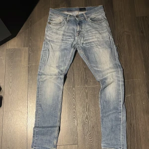 Tiger of sweden jeans - Riktigt schyssta jeans från tiger of sweden. Jeansen har fått en väldigt fet wash och börjar även bildas lite slitningar. Skriv om du har fler frågor! (L33)