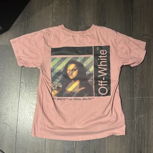 Off white T-shirt - Rosa tshirt från offwhite, bra skick förutom lite slitningar vid kragen. Skriv om du vill ha fler bilder eller har frågor!