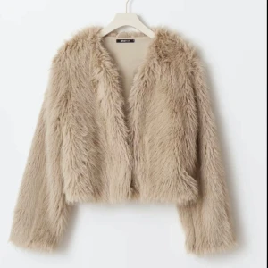 Beige pälsjacka - Säljer min super fina beigea pälsjacka från Gina🥰🥰 den är knappt använd och helt slutsåld🥰 den är i storlek M och jättebra skick🥰🥰 kom privat för fler bilder🥰