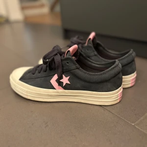 Converse One Star svart/rosa sneakers - Skit snygga Converse skor!! Knappt använda men säljer då jag inte får användning av de. Kan vara svåra att hitta. Kan förhandla pris vid snabb affär!!🤞🏼