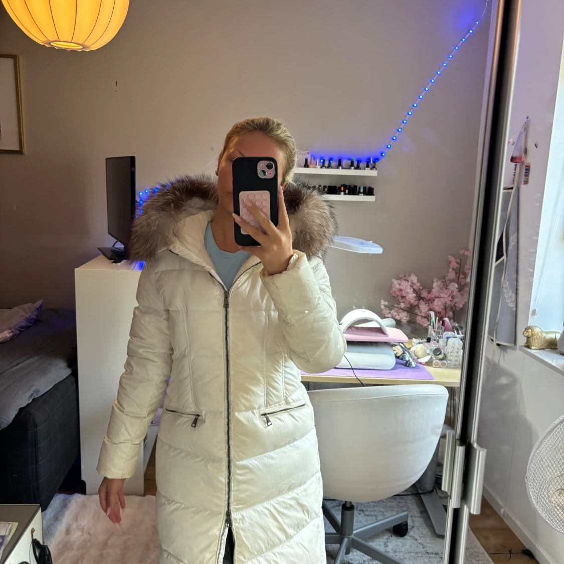 Vit lång dunjacka med pälskrage Moncler - 1