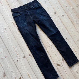 Nudie Jeans  - Säljer nu dessa Nudie jeans dry denim i riktigt bra skick med riktigt snygga tvätt märken. Modell: Thin fin. Storlek: 32W 34L, men sitter mer som 31W 34L. Nypris: 1800kr. Mitt pris: 399kr. Pris kan diskuteras vid snabba affär! Skriv vid frågor eller för fler bilder 🤩