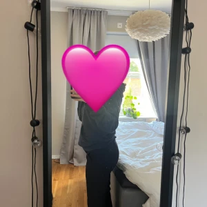 Svarta kostymbyxor med raka ben - Snygga och sköna svarta kostymbyxor med klassisk rak passform från venderby’s Använda fåtalet gånger, säljer då dom är försmå i midjan💕 för referens så är jag 162 men har väldigt långa ben Skriv för mer bilder Mått: Midja - 34 cm Längd - 97 cm