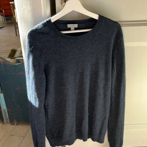 Mörkgrå stickad tröja från COS - En riktigt fet och  stilren mörkgrå stickad tröja från COS. En av mina föredetta favorit tröjor, bra kvalitet och passar till allt. (Bilderna är ganska dåliga då det är dam i luften, fråga om ni vill ha bättre bilder)